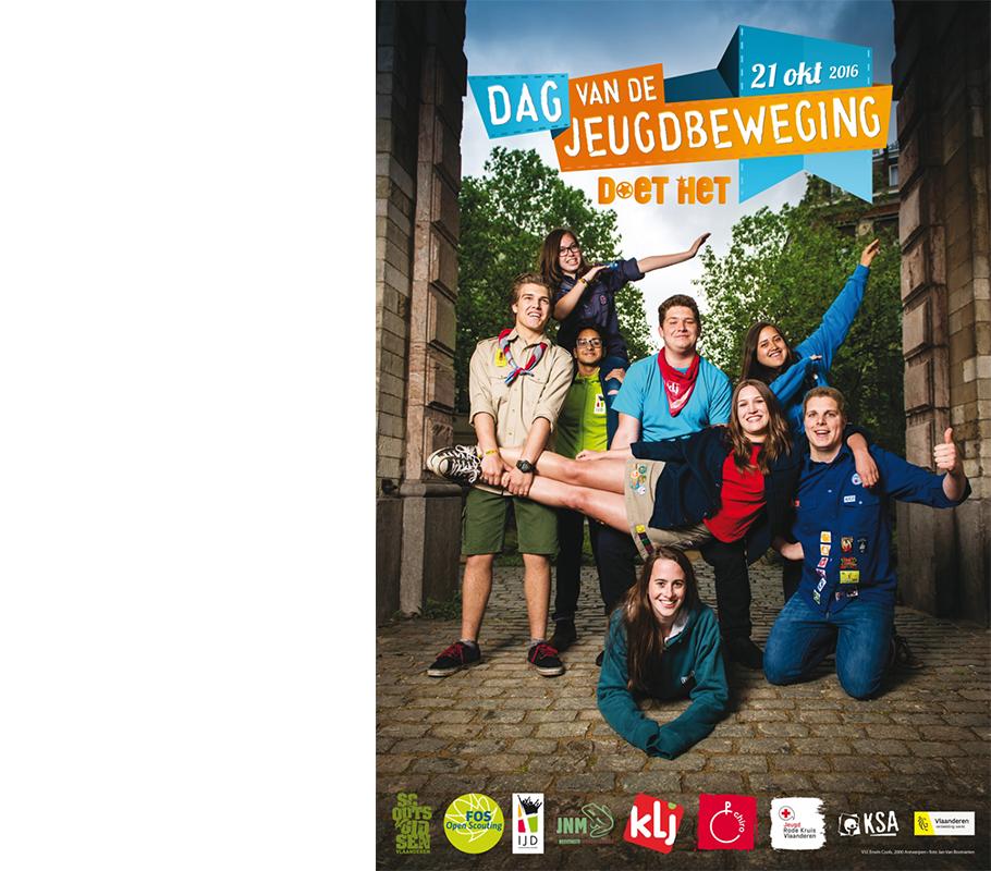 Affiche 2016, groepsfoto met alle uniformen